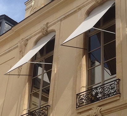 Store Banne à Projection 3 Stores blanches sur immeuble haussmannien