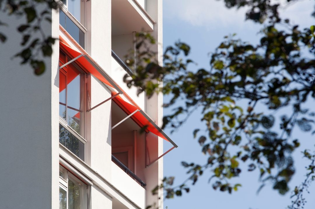 Store Banne à Projection 6 Store rouge sur immeuble moderne