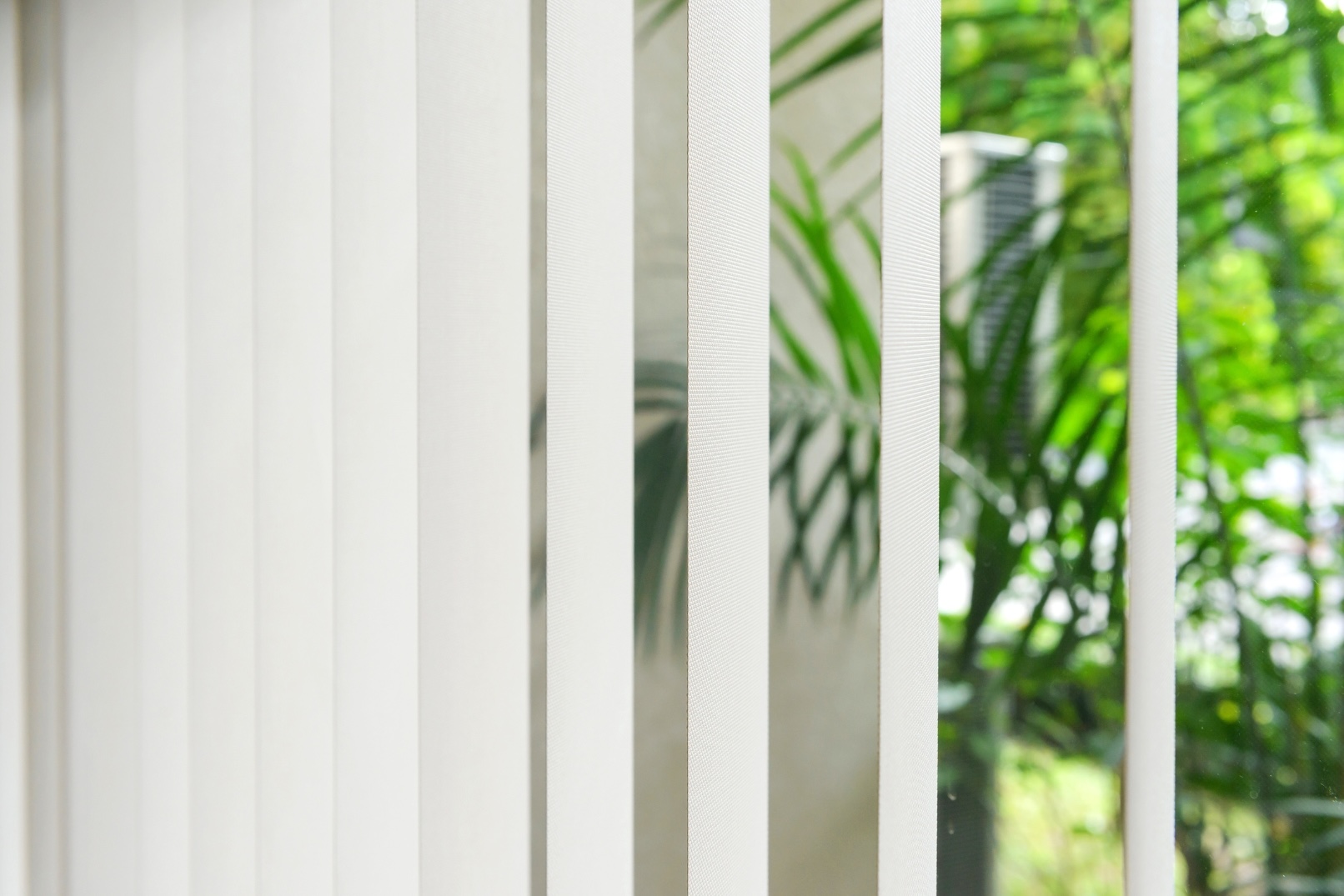 Stores bandes verticales 2 Store bande verticale blanc avec plante verte