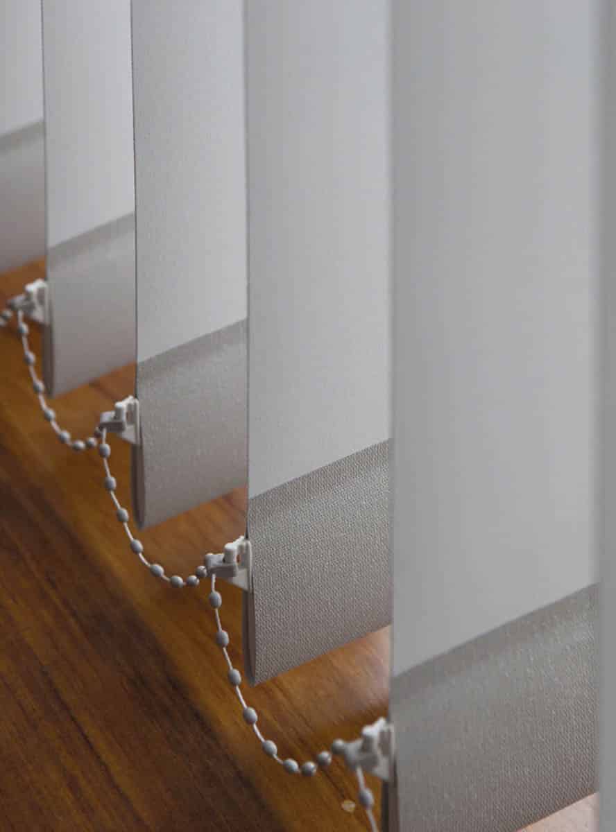 Store bandes verticales 6 Détail du store à bandes verticales en blanc